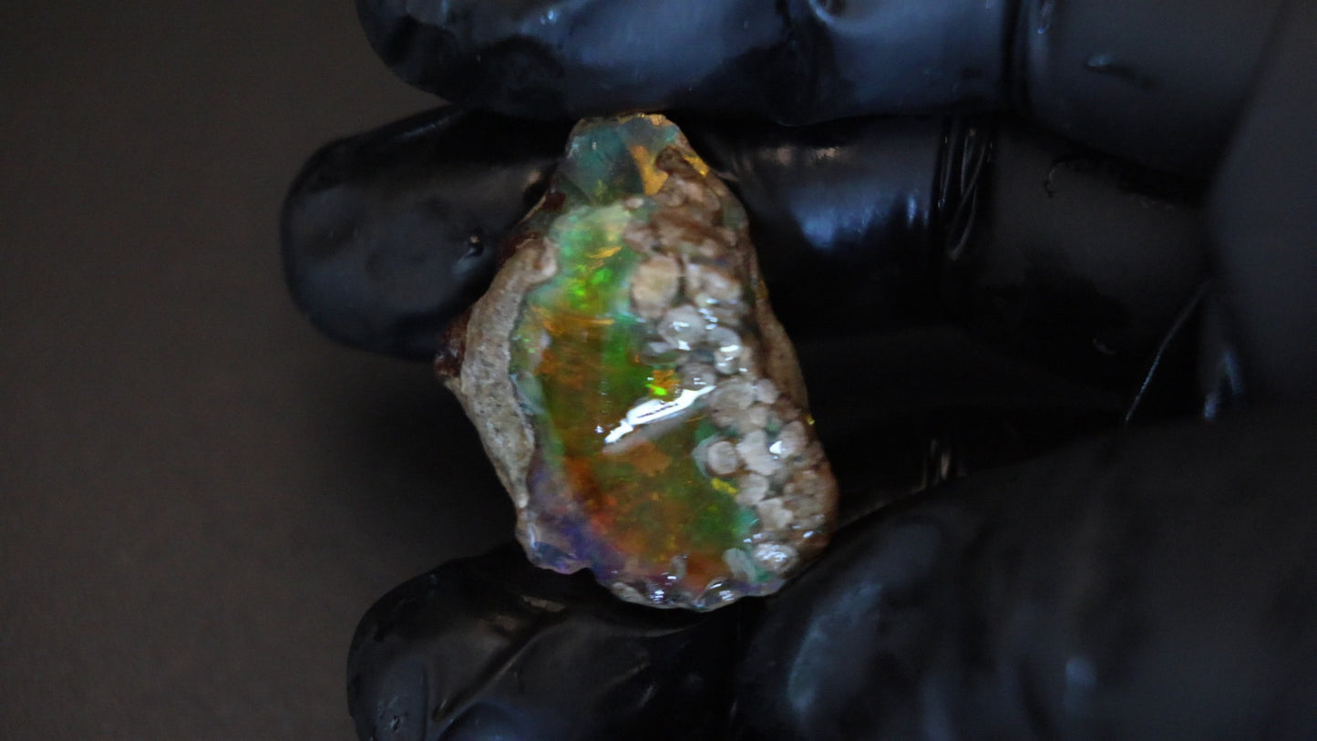 9 gm Ethiopian rough opal