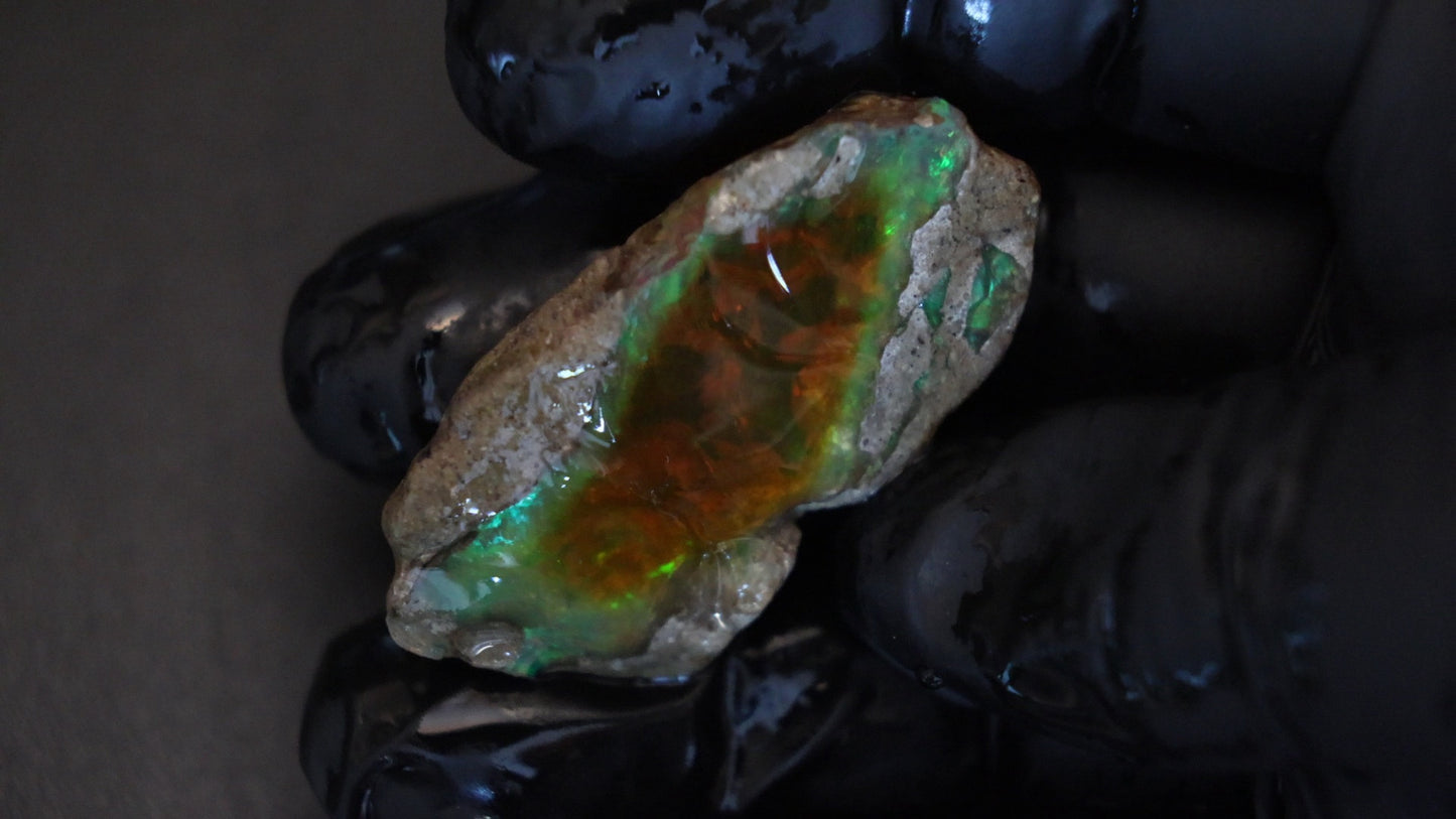 16 gm Ethiopian rough opal
